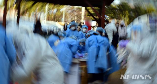 [광주=뉴시스] 류형근 기자 = 24일 오전 광주 북구 신용동 한 유치원에서 방역당국이 어린이들을 대상으로 신종 코로나바이러스 감염증(코로나19) 전수 검사를 하고 있다. 2021.01.24. hgryu77@newsis.com