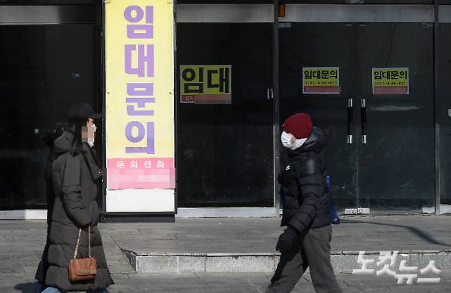 지난 10일 서울 용산구 이태원 거리에 한 상가에 임대 안내문이 붙어 있다. 이한형 기자