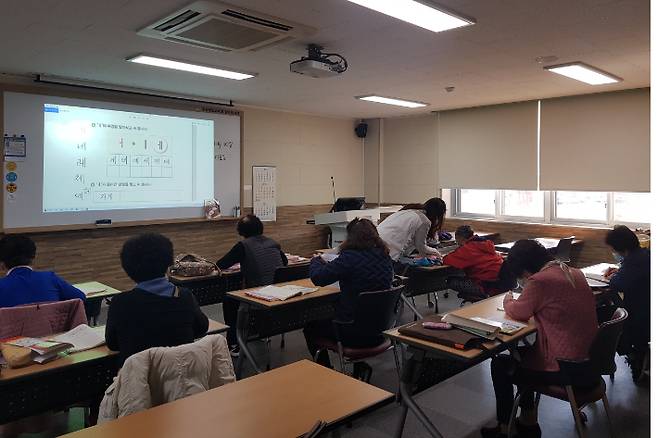 지난해 경상북도교육청상주도서관 문해교육 수업 모습. 경북교육청 제공