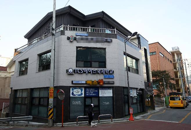 25일 광주 북구 신용동 TCS 에이스 국제학교의 주변이 한적하다. 선교사 양성을 목표로 운영하는 비인가 교육시설인 이 학교에서 24일과 25일 이틀간 20여 명의 확진자가 발생하고 있다. 연합뉴스