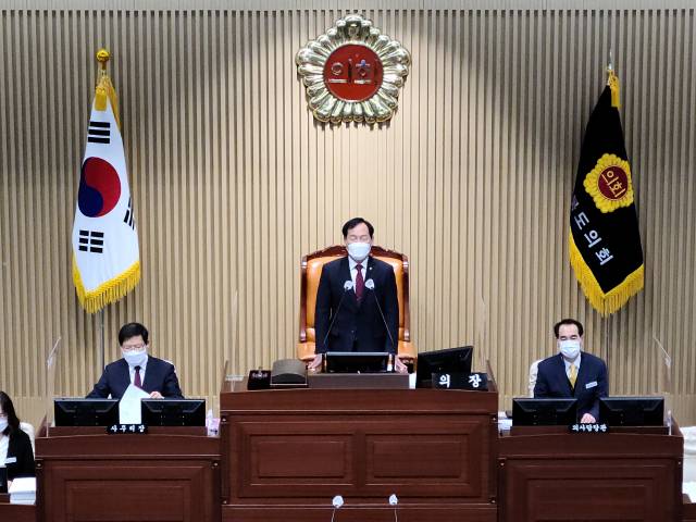 ▲고우현 경북도의장(단상)이 26일 제321회 임시회 제 1차 본회의 개회를 선언하고있다.ⓒ프레시안(박종근)