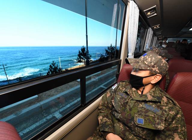언택트 드라이브 프로그램에 참여한 공군 제18전투비행단 장병이 동해안의 바다를 바라보고 있다. /사진제공=공군