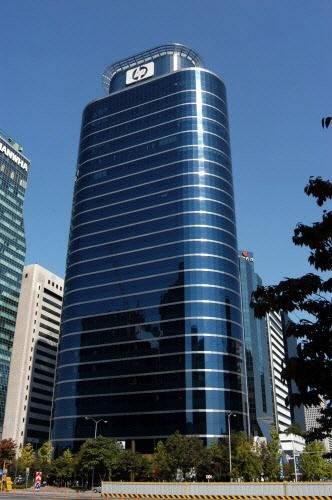 서울 여의도 오투빌딩 모습. 역대 여의도 최고가인 평당 2,400만원대로 거래될 전망이다. /서울경제DB