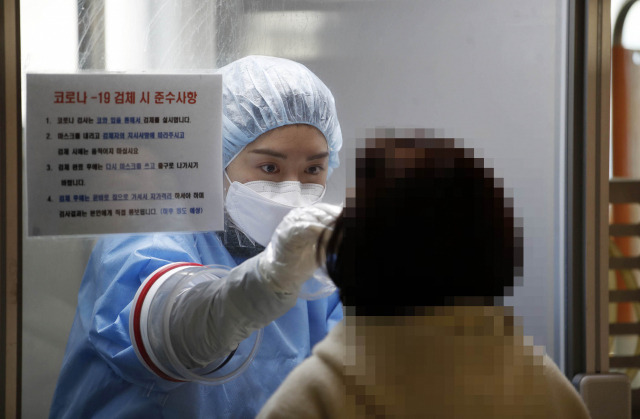 지난 25일 오전 광주 북구선별진료소에 의료진이 검체를 채취하고 있다./광주 북구청 제공