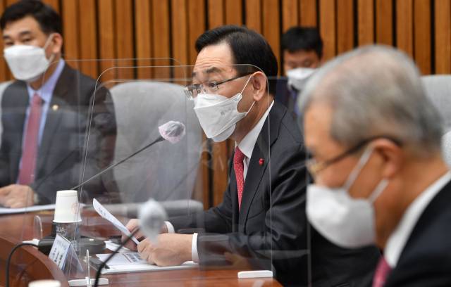 주호영 국민의힘 원내대표가 26일 오후 서울 여의도 국회에서 열린 코로나19 피해 소상공인 손실보상 등 대책 마련 간담회에서 발언하고 있다. /연합뉴스