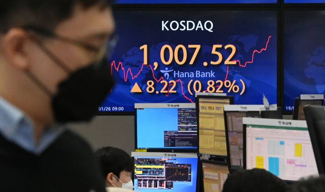 26일 서울 중구 하나은행 딜링룸에서 직원들이 업무를 보고 있다. 이날 코스닥지수는 2000년 이후 처음으로 장중 1,000선을 넘어섰다./성형주기자 2021.01.26