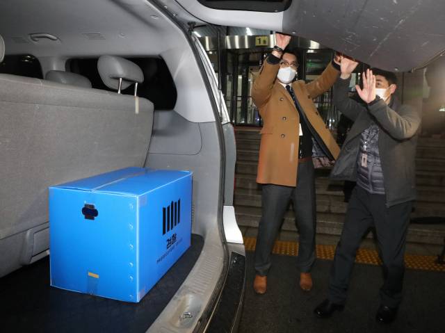 위법성 논란이 불거진 김학의 전 법무부 차관 출국금지 사건을 수사 중인 수원지방검찰청 관계자들이 지난 21일 정부과천청사 법무부에서 관련 압수수색을 마친 뒤 떠나고 있다. /과천=연합뉴스