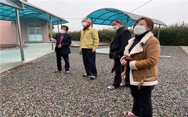 지난 22일 정영환 교육장이 백산두레영농조합 신종완 대표와 폐교된 백산초 현장점검을 하고 있는 모습. ⓒ밀양교육지원청