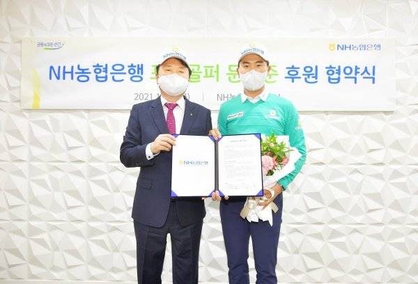 문경준(오른쪽)이 26일 서울 중구에 있는 농협은행 본사에서 NH농협은행 권준학 은행장과 후원 협약식을 가진 뒤 기념 포즈를 취하고 있다. 사진제공 | NH농협은행