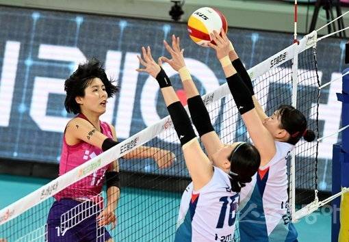 26일 인천 계양체육관에서 ‘2020-2021 도드람 V리그‘ 인천 흥국생명과 서울 GS칼텍스의 여자부 경기가 열렸다. 흥국생명 이재영이 GS칼텍스 블로커를 피해 스파이크를 날리고 있다. 인천 | 김민성 기자 marineboy@donga.com