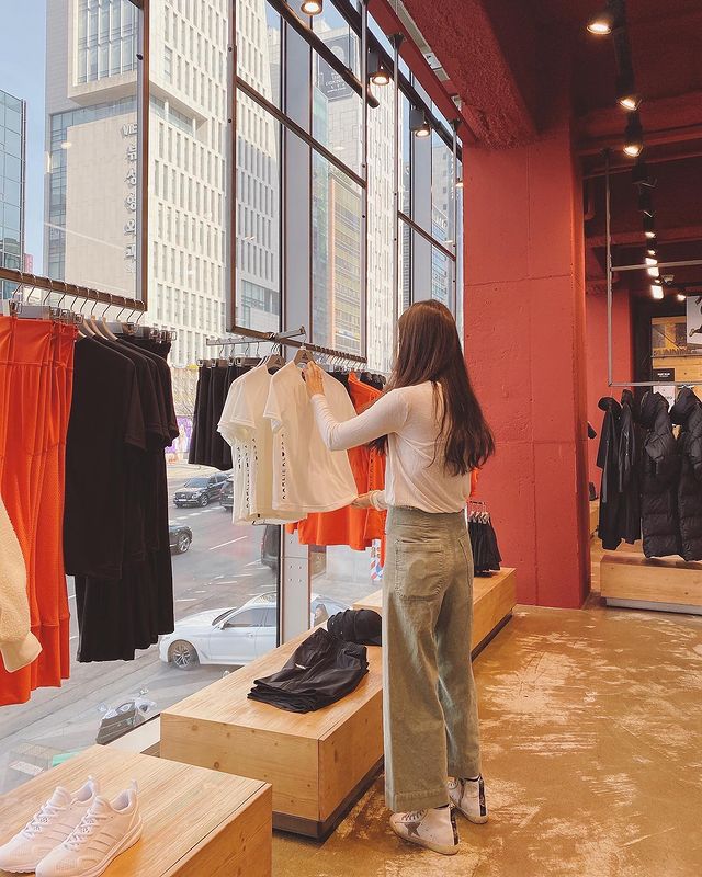 On the 25th, Han Chae-ah posted several photos on his instagram.Han Chae-ah added with the photo, Im not here to buy mine...Ill see you, adding, Ill just try it on.Han Chae-ah, in the photo, was seen visiting a clothing store; he not only looked at various T-shirts carefully, but also tried them on.The slender Han Chae-ah glamour catches the eye.Meanwhile, Han Chae-ah is married to Cha Se-chi, the son of former soccer coach Cha Bum-geun, and has a daughter./ Photo = Han Chae-ah Instagram