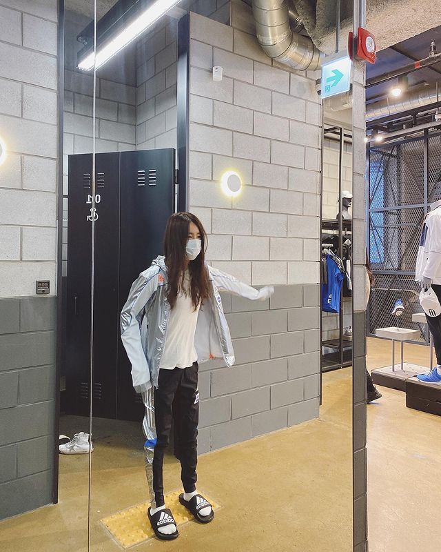 On the 25th, Han Chae-ah posted several photos on his instagram.Han Chae-ah added with the photo, Im not here to buy mine...Ill see you, adding, Ill just try it on.Han Chae-ah, in the photo, was seen visiting a clothing store; he not only looked at various T-shirts carefully, but also tried them on.The slender Han Chae-ah glamour catches the eye.Meanwhile, Han Chae-ah is married to Cha Se-chi, the son of former soccer coach Cha Bum-geun, and has a daughter./ Photo = Han Chae-ah Instagram