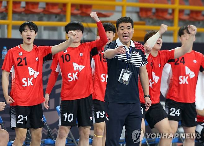 오스트리아와 하위 리그 경기에서 환호하는 한국 선수단. [로이터=연합뉴스]