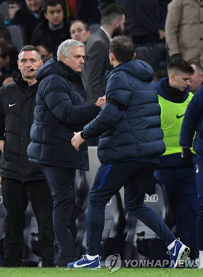 인사하는 모리뉴 감독(왼쪽)과 램퍼드 [EPA=연합뉴스 자료사진]