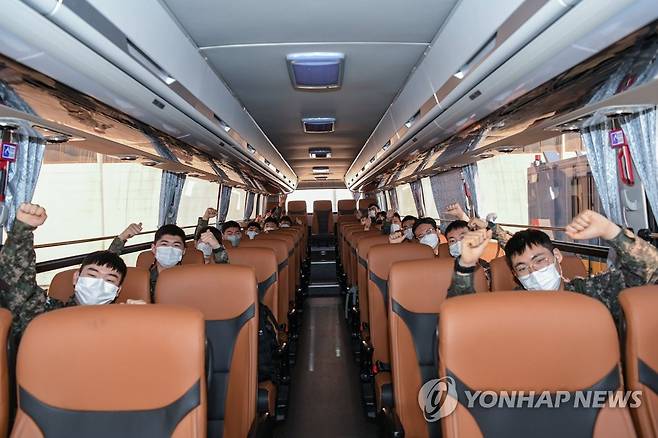 공군, '코로나 블루' 극복을 위한 언택트 드라이브 운영 (서울=연합뉴스) 공군 제19전투비행단이 지난해 12월부터 장병 '코로나 블루' 극복을 위한 언택트 드라이브 프로그램을 운영하고 있다고 26일 밝혔다.      사진은 공군 제19전투비행단 장병들이 언택트 드라이브 프로그램 시작에 앞서 파이팅 하는 모습. 2021.1.26       [공군 제공. 재판매 및 DB 금지] photo@yna.co.kr