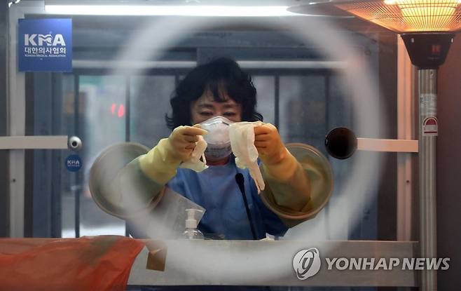 준비됐어요 (서울=연합뉴스) 백승렬 기자 = 26일 오전 서울광장에 설치된 임시선별진료소에서 의료진이 검사를 준비하고 있다.  srbaek@yna.co.kr