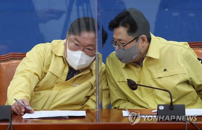 대화하는 김태년 원내대표와 홍익표 정책위의장 (서울=연합뉴스) 하사헌 기자 = 더불어민주당 김태년 원내대표와 홍익표 정책위의장이 26일 오전 국회에서 열린 원내대책회의에서 대화하고 있다. 2021.1.26 toadboy@yna.co.kr