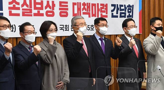 소상공인 손실보상 대책 간담회 참석한 김종인 비대위원장 (서울=연합뉴스) 안정원 기자 = 국민의힘 김종인 비상대책위원장과 주호영 원내대표가 26일 오후 서울 여의도 국회에서 열린 코로나19 피해 소상공인 손실보상 등 대책 마련 간담회에 앞서 기념촬영을 하고 있다. 2021.1.26 jeong@yna.co.kr