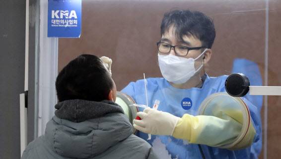 전 세계 신종 코로나바이러스 감염증(코로나19) 양성 판정을 받은 누적 확진자가 1억 명을 넘어선 지난 26일 오전 서울광장에 마련된 임시선별검사소를 찾은 시민이 검사를 받고 있다.(사진=이데일리)