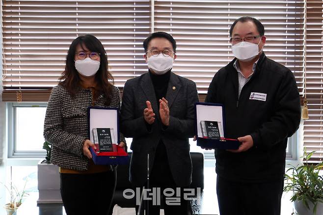 새만금개발청은 27일 재생에너지 설비 제조기업인 와이에이치에너지, 주왕산업과 새만금 국가산업단지 입주계약을 체결했다. 나윤경 주왕산업 대표(왼쪽부터), 양충모 새만금개발청장, 고기헌 와이에이치에너지 대표가 기념사진을 찍고 있다. (사진=새만금개발청)