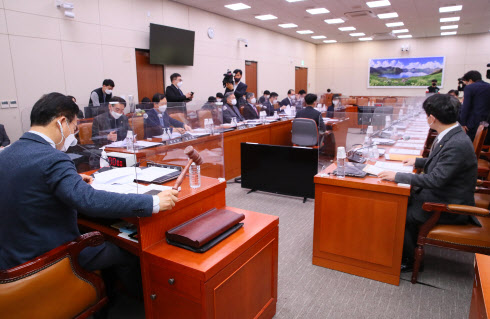 국회 외교통일위원회는 27일 국회에서 열린 전체회의에서 송영길 위원장이 정의용 외교부 장관 후보자의 인사청문회 관련한 안건들을 상정하고 있다.(사진=연합뉴스)