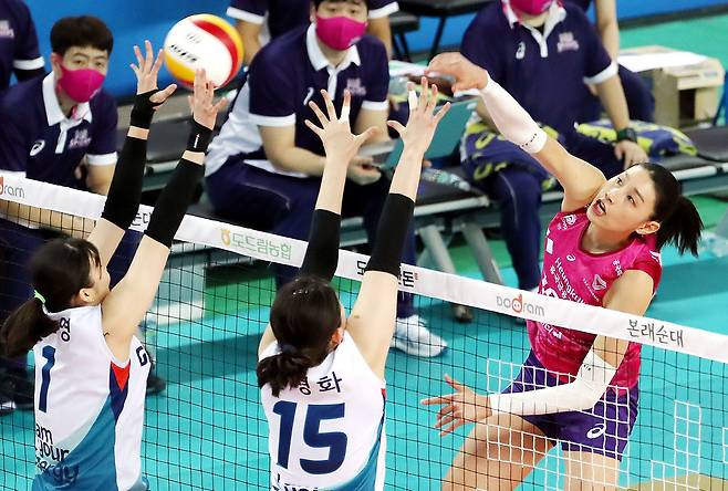 여자프로배구 인천 흥국생명 핑크스파이더스 김연경(오른쪽 첫 번째)이 26일 인천 계양체육관에서 열린 서울 GS칼텍스 KIXX 배구단과의 경기에서 스파이크를 하고 있다. [연합뉴스]