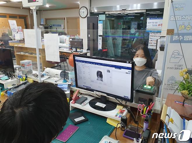 대전 서구 관내 모든 동 행정복지센터에 설치한 전자적 지문등록 스캐너.(대전 서구 제공)© 뉴스1