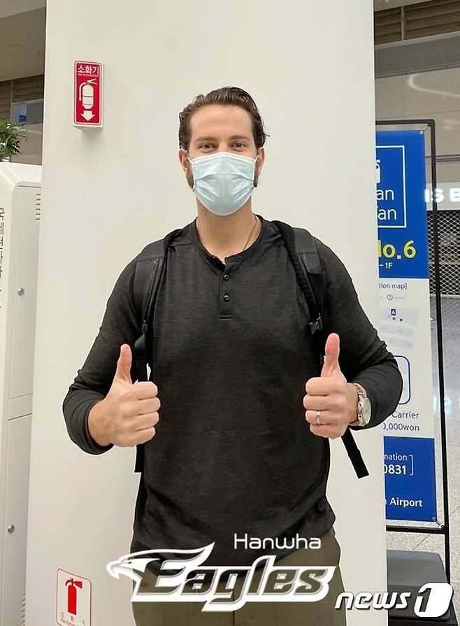 한화 이글스 닉 킹험이 18일 입국했다. (한화 이글스 제공)© 뉴스1