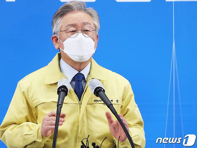 이재명 경기도지사는 27일 “자격을 상실한 일배 출신 임용 후보자의 성관련 범죄 의혹에 대해 수사를 의뢰할 예정"”라고 밝혔다. /뉴스1 © News1 경기사진공동취재단