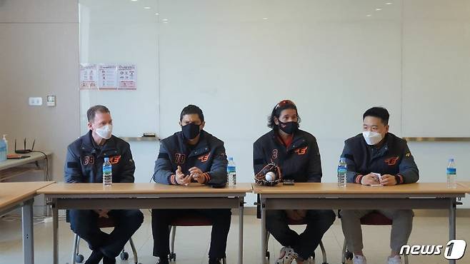 왼쪽부터 대럴 케네디 수석코치, 호세 로사도 투수코치, 카를로스 수베로 감독. (한화 이글스 제공)© 뉴스1