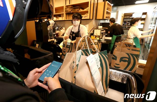 지난해 11월 스타벅스 역삼이마트점에서 직원들이 배달준비를 하고 있다. 2020.11.27/뉴스1 © News1 이성철 기자
