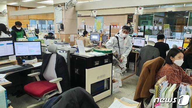 특수임무유공자회 충북지부는 27일 청주시 서원구 분평동 일원에서 신종 코로나바이러스 감염증(코로나19) 방역 활동을 했다.(특수임무유공자회 충북지부 제공).2021.1.27/© 뉴스1