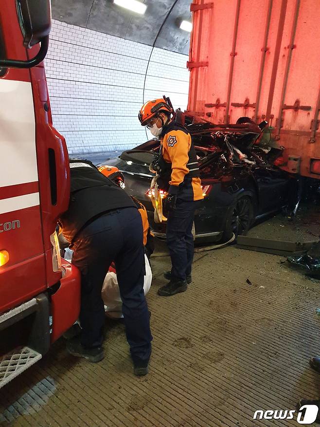 산청소방서 대원들이 27일 대전-통영고속도로 산청2터널 현장에 도착 , 응급처치를 하고있다(산청소방서 제공)© 뉴스1