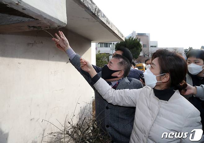 서울시장 보궐선거에 출마한 나경원 전 국민의힘 의원이 27일 오후 서울 강남구 은마아파트를 찾아 이정돈 은마아파트 주택재건축정비사업조합설립추진위원회 위원장으로부터 설명을 듣고 있다. 2021.1.27/뉴스1 © News1 국회사진취재단