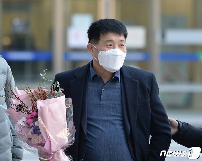 17일 오후 경기도 수원시 영통구 수원지방법원에서 열린 이춘재 연쇄살인 8차 사건 재심 선고공판에서 재심 청구인 윤성여 씨가 무죄를 선고받고 웃어보이고 있다. 2020.12.17/뉴스1 © News1 사진공동취재단