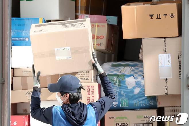 택배노조가 무기한 총파업에 돌입한다고 밝힌 27일 오후 경기도 수원시내 한 골목에서 택배 노동자가 배송업무를 하고 있다. 민주노총 전국택배노동조합(택배노조)은 기자회견을 통해 택배 총파업을 29일부터 시작한다고 밝혔다. 2021.1.27/뉴스1 © News1 조태형 기자