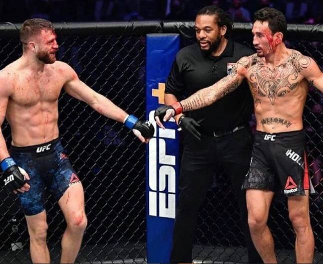 경기 후 악수를 나누는 캘빈 케이터와 맥스 할로웨이(오른쪽). 가운데는 주심인 허브 딘.