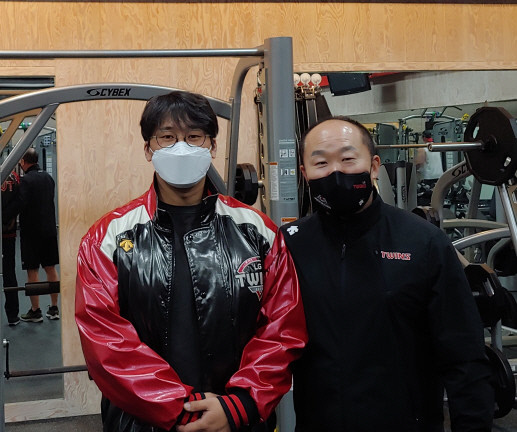 스티브 홍 스트렝스 코치(왼쪽)와 김용일 수석 트레이닝 코치. | LG 트윈스 제공