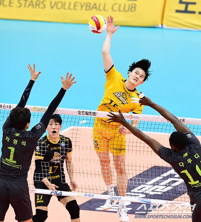 2020-2021 프로배구 V리그 KB손해보험과 현대캐피탈의 경기가 27일 의정부실내체육관에서 열렸다. KB손해보험 김정호가 현대캐피탈 차영석,다우디의 블로킹 사이로 스파이크를 강타하고 있다. 의정부=최문영 기자 deer@sportschosun.com /2021.01.27/