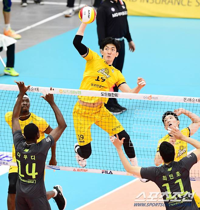 2020-2021 프로배구 V리그 KB손해보험과 현대캐피탈의 경기가 27일 의정부실내체육관에서 열렸다. KB손해보험 김재휘가 현대캐피탈 다우디의 블로킹 사이로 스파이크를 강타하고 있다. 의정부=최문영 기자 deer@sportschosun.com /2021.01.27/