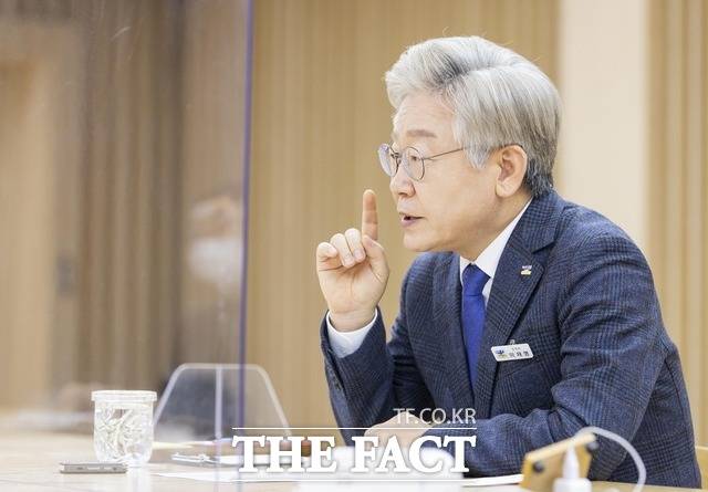 이재명 경기지사는 27일 자신의 페이스북에 "경기도는 여성을 성희롱하고 장애인을 비하하는 내용을 일간베스트(일베) 게시판에 올린 7급 공무원 합격자에 대해 인사위원회를 열어 지방공무원임용령 14조에 따라 임용후보자 자격상실을 의결했다"고 전했다. /더팩트DB