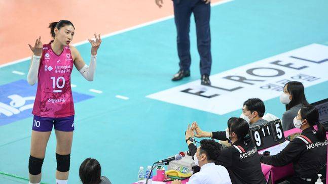 경기 도중 판정에 격하게 항의하는 김연경. ⓒ KOVO