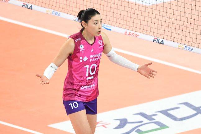 김연경이 26일 GS칼텍스와 경기 도중 판정에 강한 불만을 드러내고 있다. ⓒ KOVO