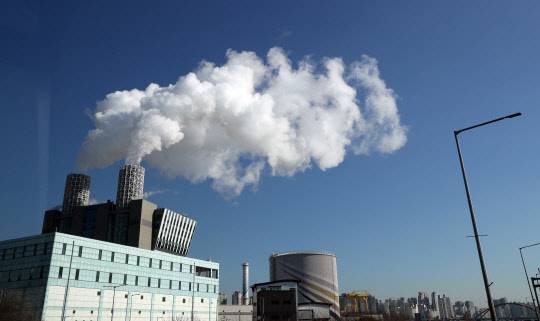 서울시 마포구 당인동 서울복합화력발전소에서 수증기가 하늘로 올라가고 있다. 연합뉴스