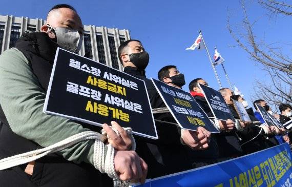 대한피트니스경영자협회, 필라테스피트니스사업자연맹, 대한당구장협회, 대한볼링경영자협회 등 체육시설 단체 회원들이 27일 정부서울청사 앞에서 정부에 의해 잠재적 범죄자로 낙인찍혔다며 포승줄로 스스로를 묶은 채 정부의 방역지침 기준에 반발하는 기자회견을 갖고 있다. 업주들은 "골프장 샤워실은 허용하는데 헬스장만 제한하는 이유를 알고 싶다"고 물었다. 사진=김범석 기자