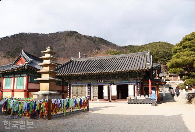 내연산 초입의 보경사. 신라시대에 창건한 평지 사찰이다.