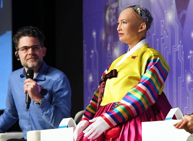 2018년 1월 30일 핸슨 로보틱스의 데이비드 핸슨 CEO가 서울 중구 더프라자호텔 그랜드볼룸에서 열린 '4차 산업혁명, 소피아에게 묻다' 콘퍼런스에서 한복을 곱게 차려입은 인공지능(AI)로봇 '소피아'와 일대일 대담을 하고 있다. 배우한 기자