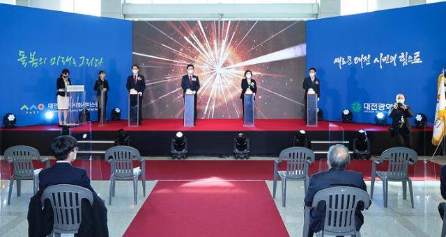 허태정(단상 오른쪽 세번째) 대전시장이 27일 시청에서 열린 대전사회서비스원 개원식 버튼을 누르고 있다. 대전시 제공