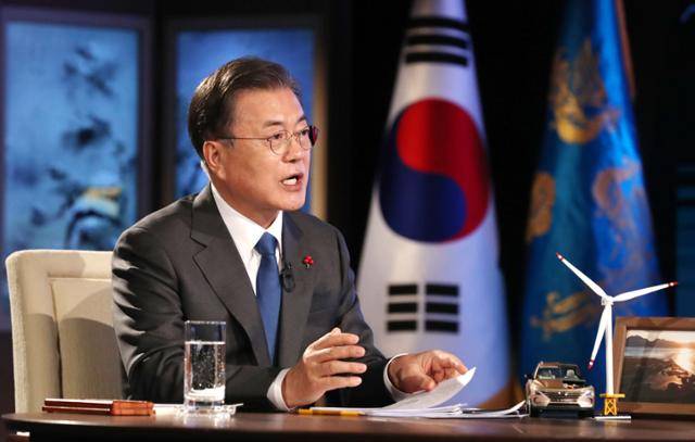 문재인 대통령이 27일 청와대에서 화상으로 열린 2021 세계경제포럼(WEF) 한국정상 특별연설에 참석해 경제일반에 대한 참석자들의 질문에 답변하고 있다. 뉴시스