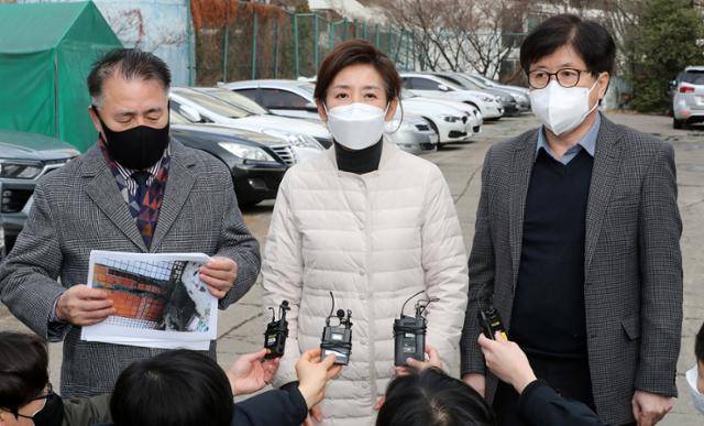 서울시장 보궐선거에 출마한 나경원(가운데) 전 국민의힘 의원이 27일 오후 서울 강남구 대치동 은마아파트를 찾아 노후된 시설을 살펴본 뒤, 발언하고 있다. 뉴시스